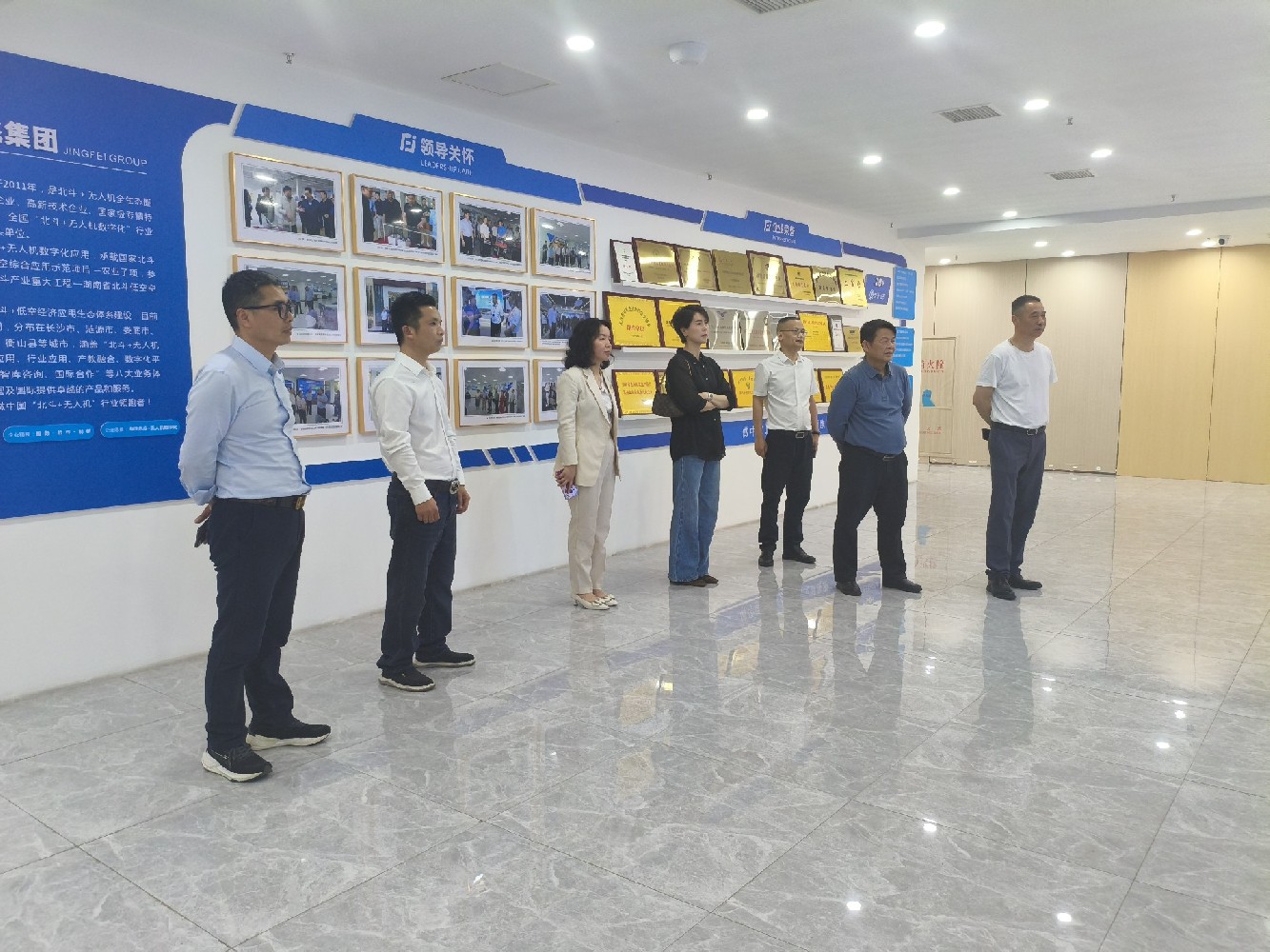 湖南現(xiàn)代物流職業(yè)技術(shù)學(xué)院領(lǐng)導(dǎo)一行到訪精飛集團(tuán)